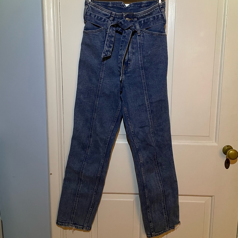 Abercrombie & Fitch Ultra High-Rise Mom Jean